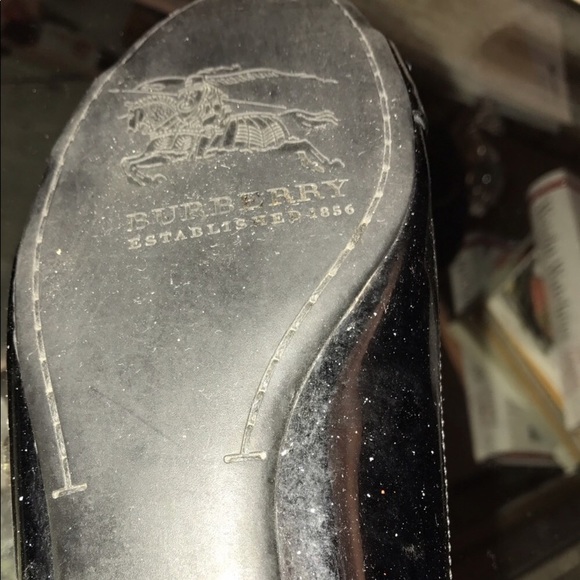 Authentic Burberry flats in good condition - Picture 3 of 6